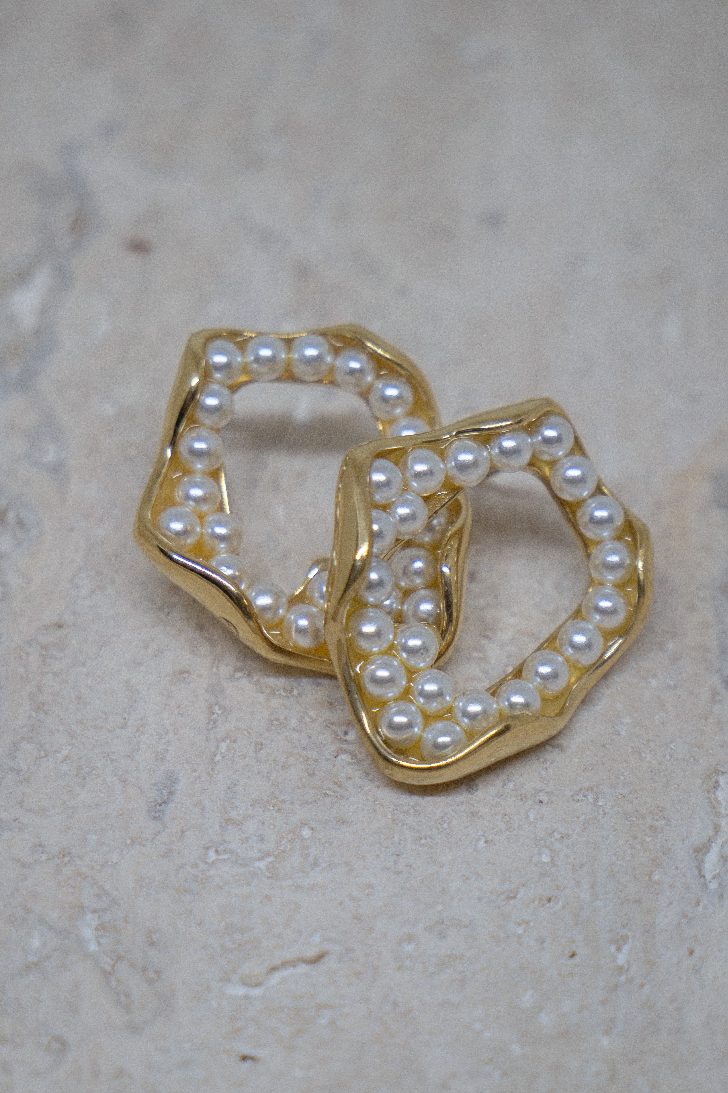 Geometrische statement oorbellen met parels