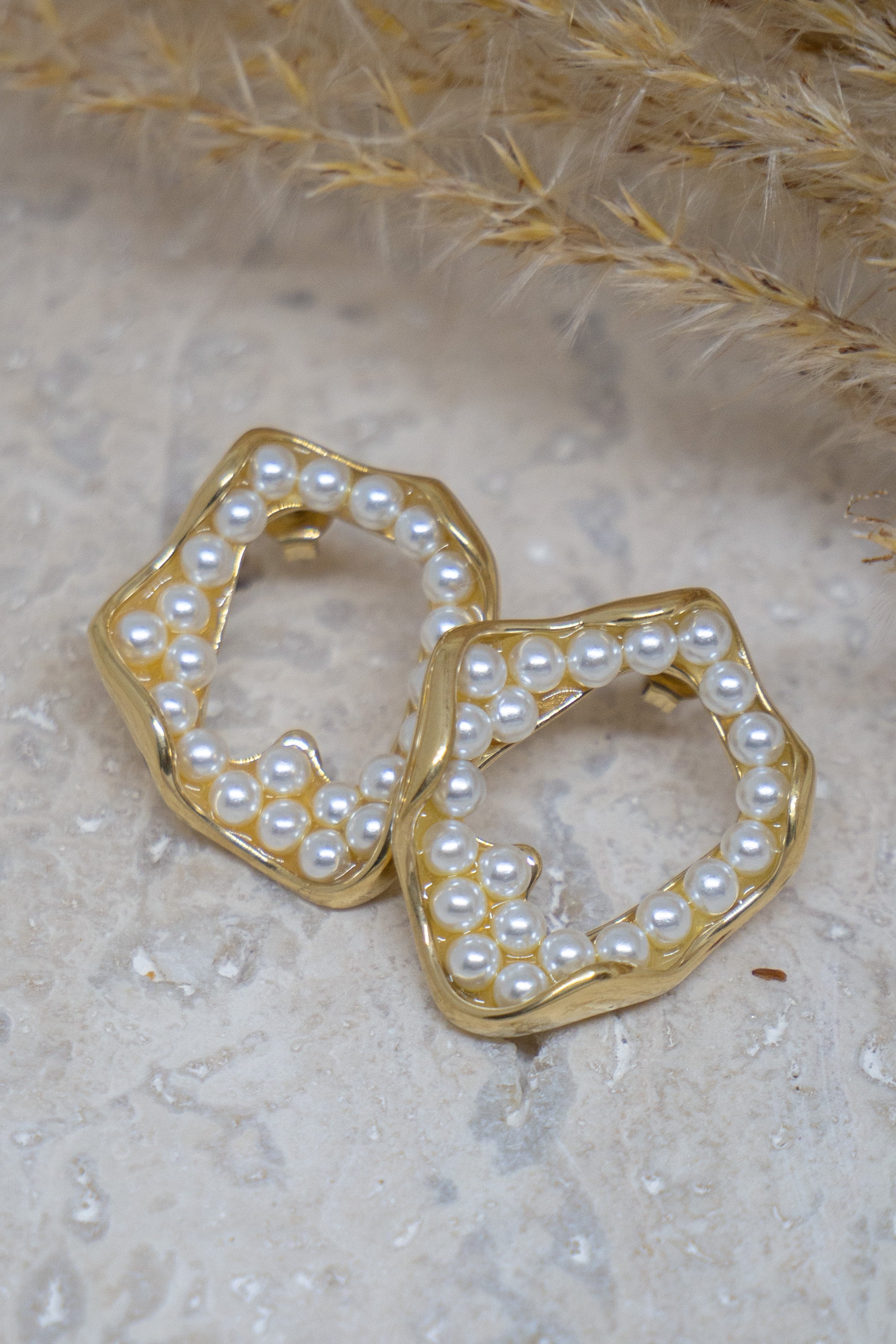 Geometrische statement oorbellen met parels