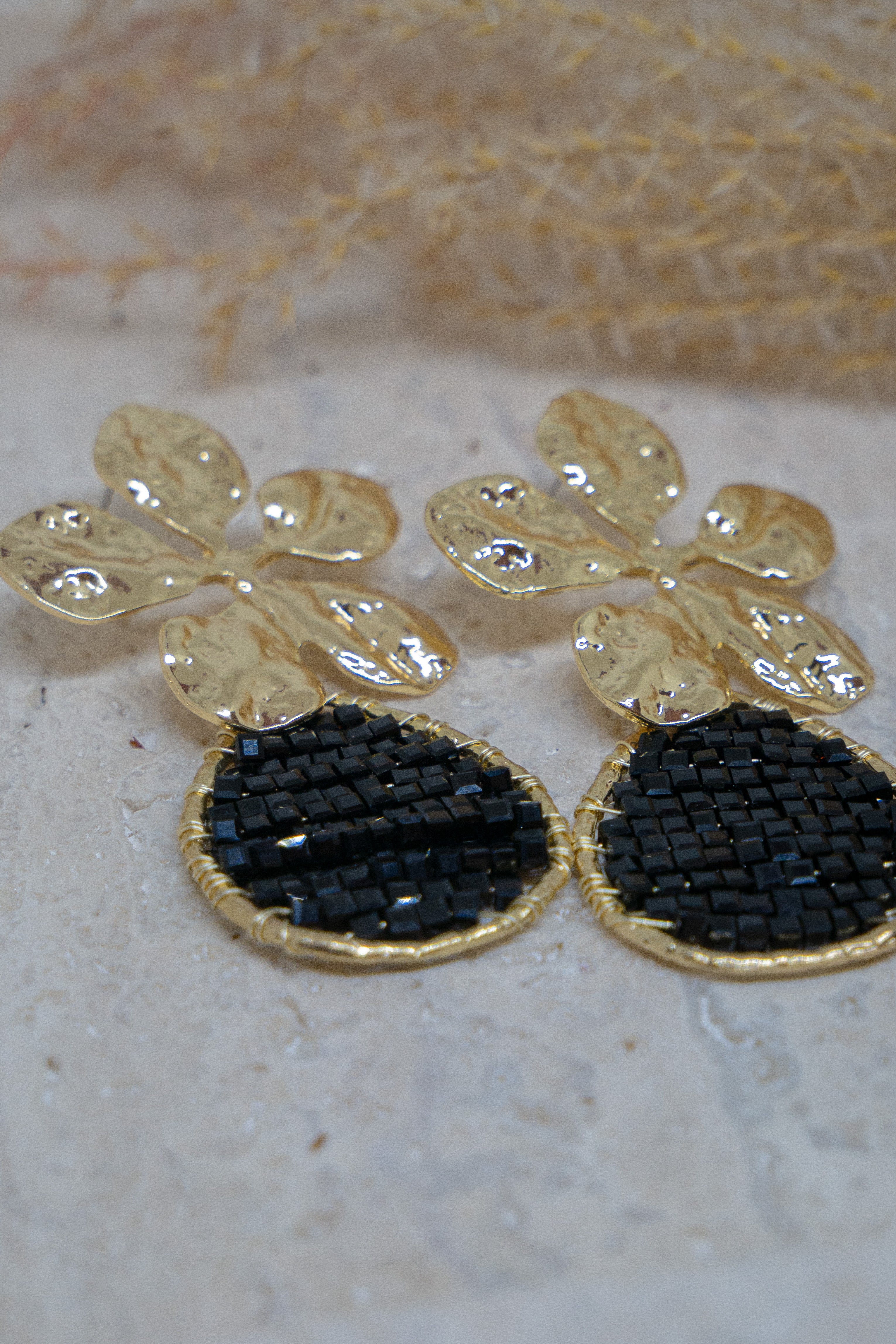 Gouden bloemvormige statement oorbellen