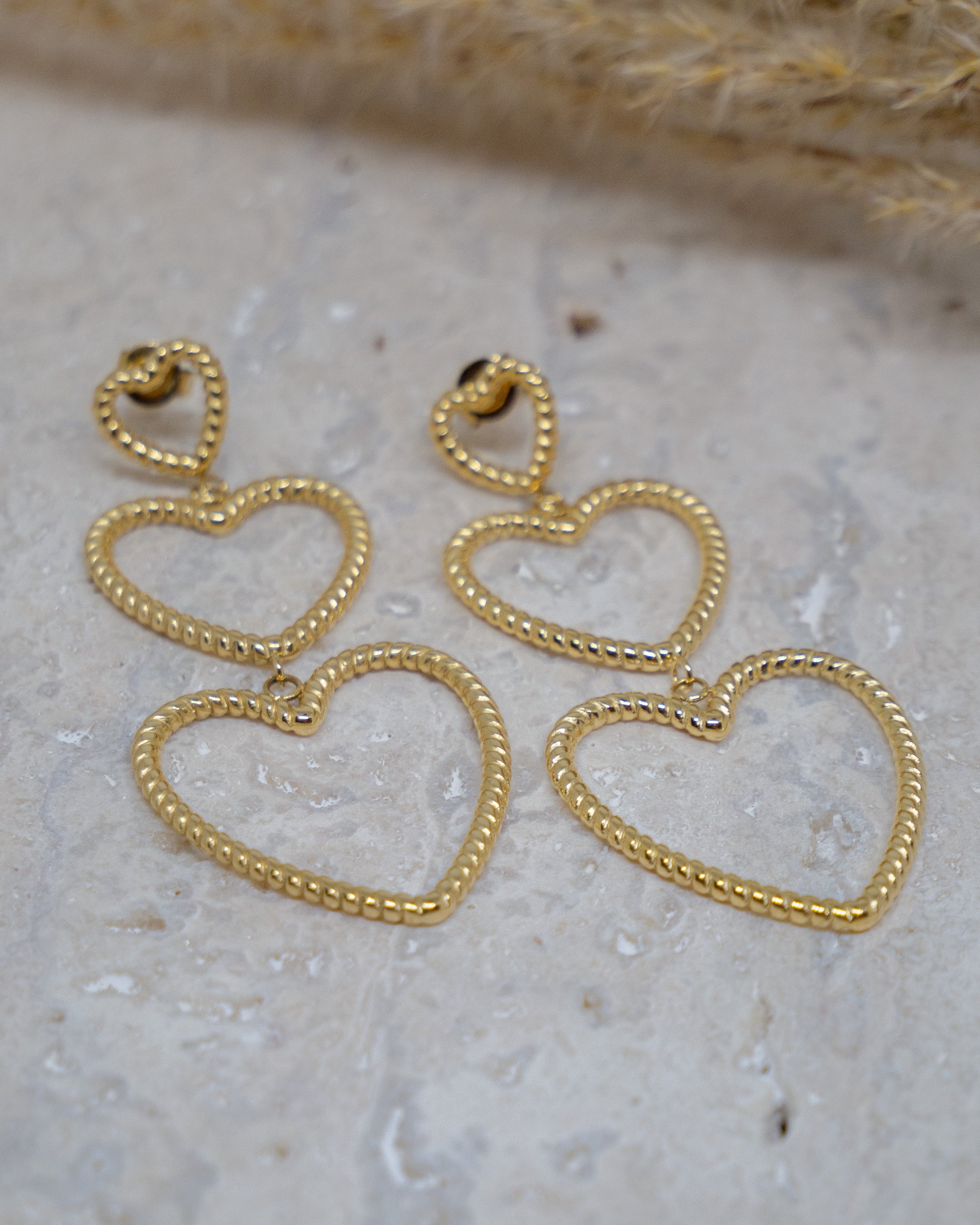 Gouden hartvormige statement oorbellen