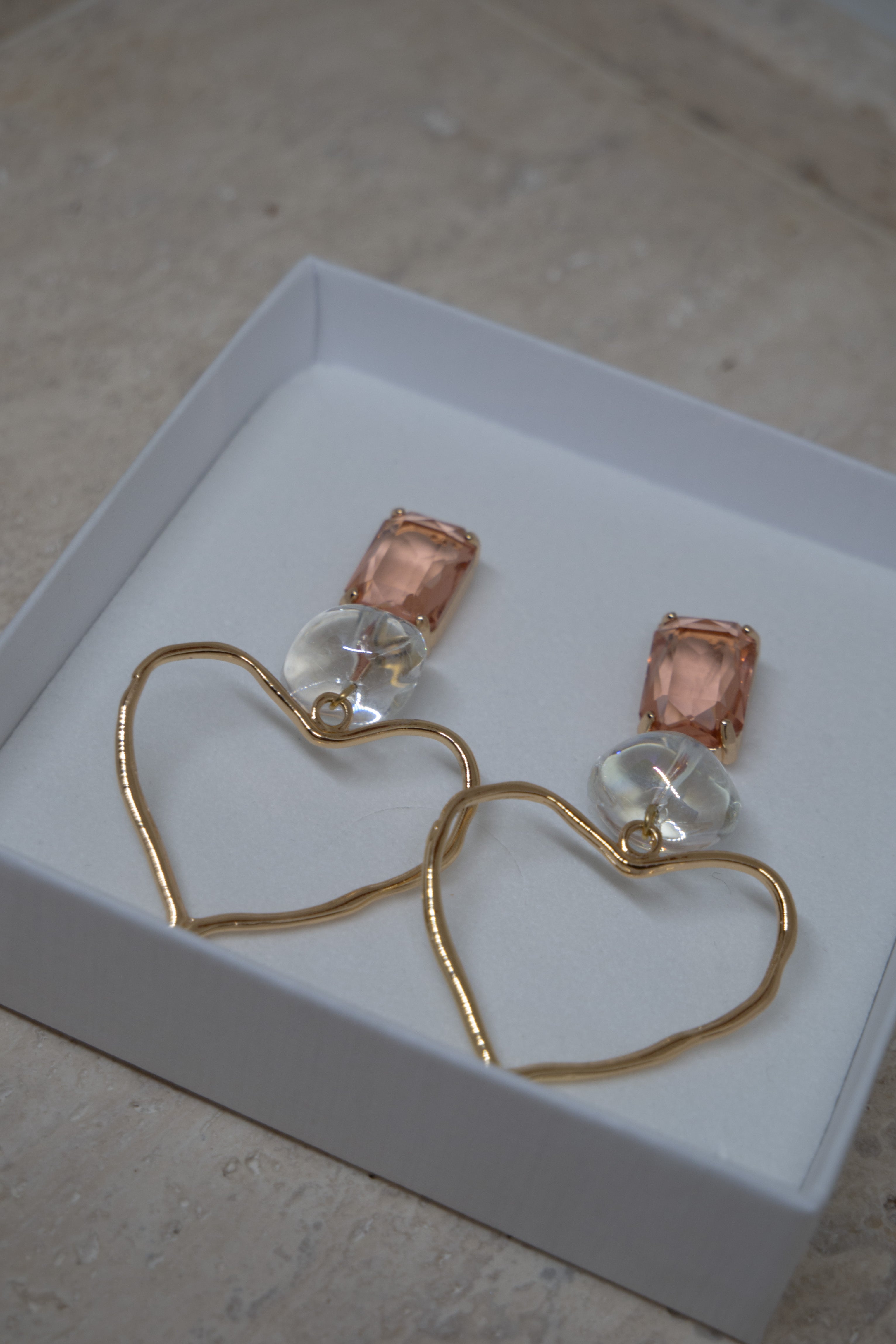 Hartvormige statement oorbellen met kleursteen