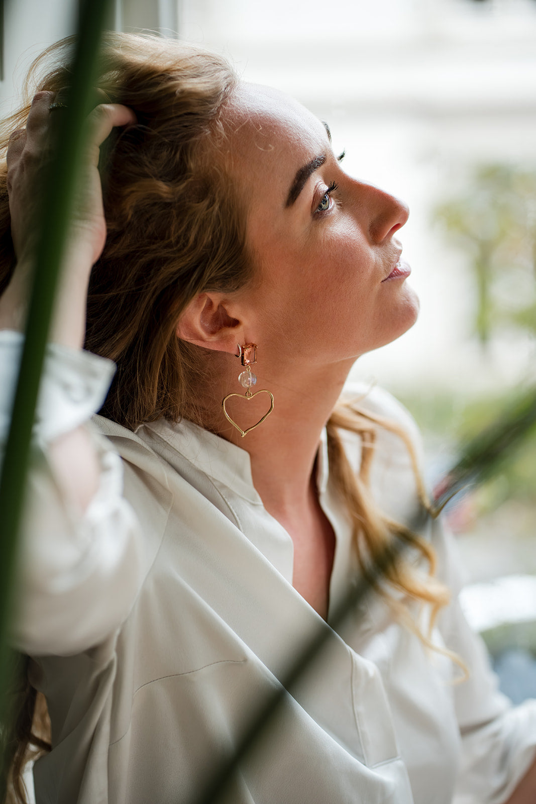 Hartvormige statement oorbellen met kleursteen