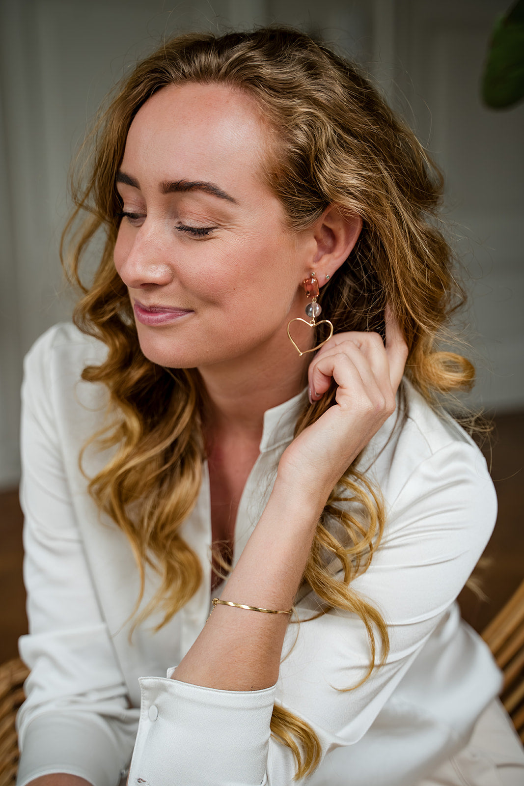 Hartvormige statement oorbellen met kleursteen