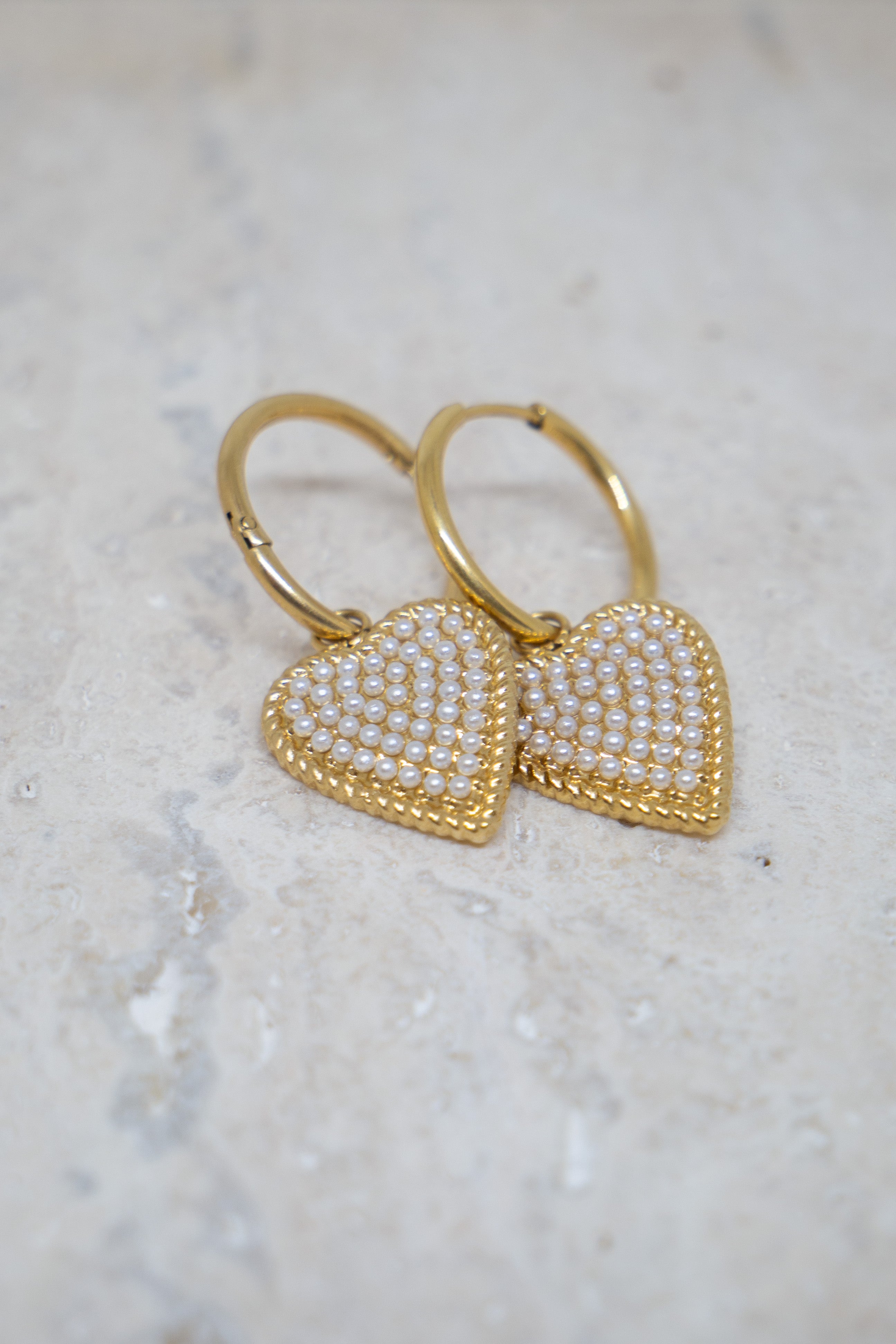 Statement hart oorbellen met parels