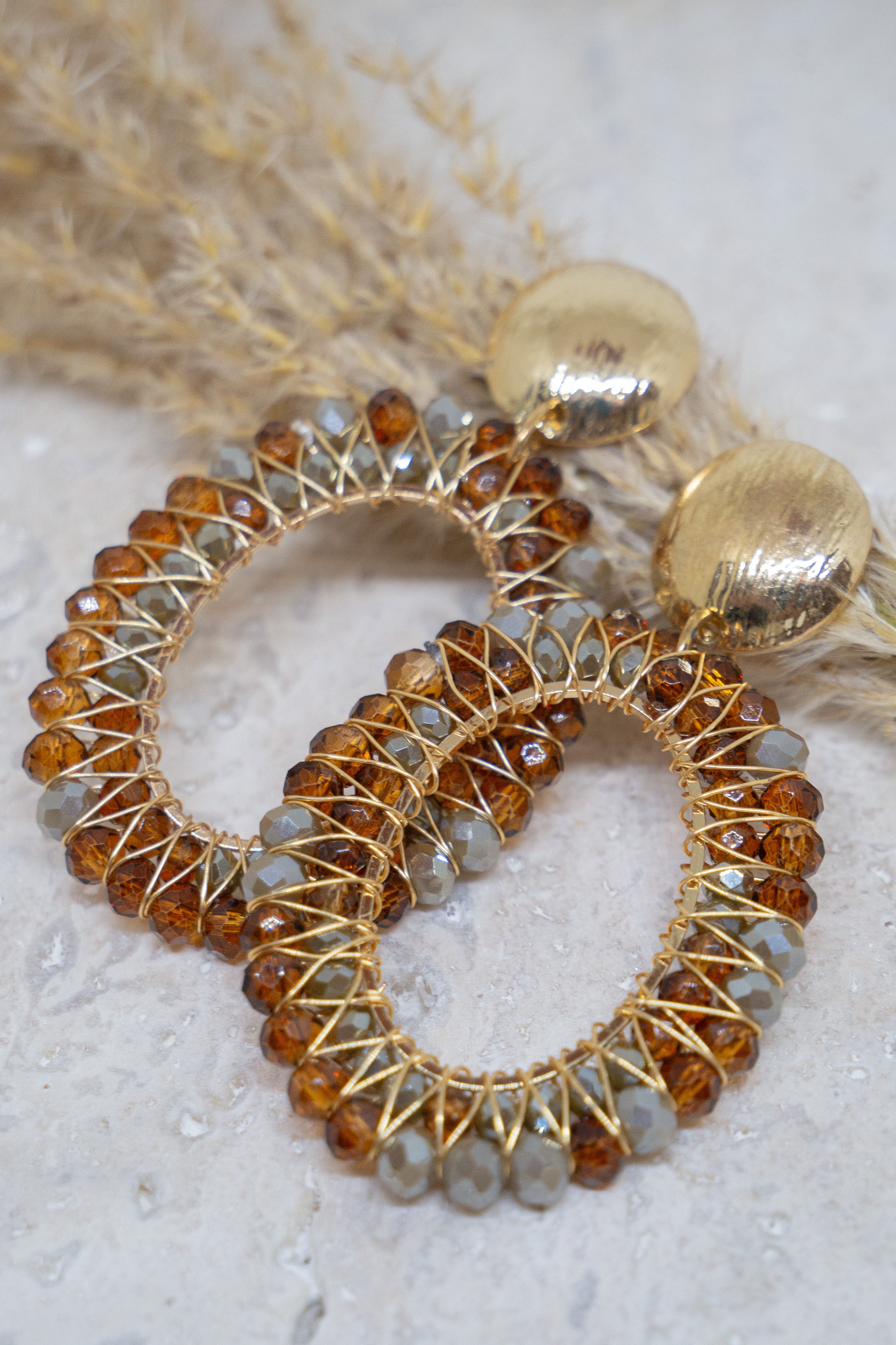 Statement oorbellen met bruine en gouden kralen