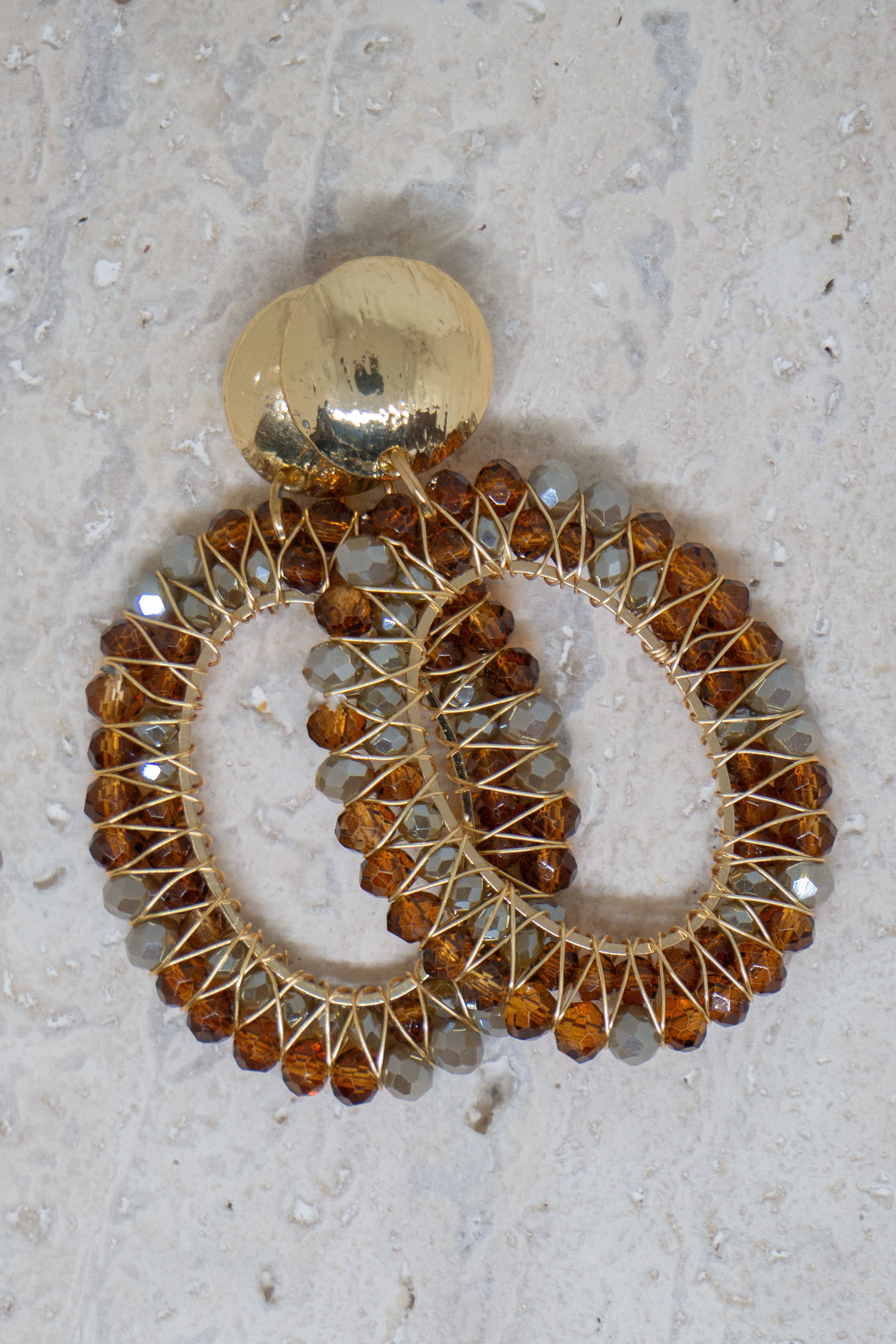 Statement oorbellen met bruine en gouden kralen