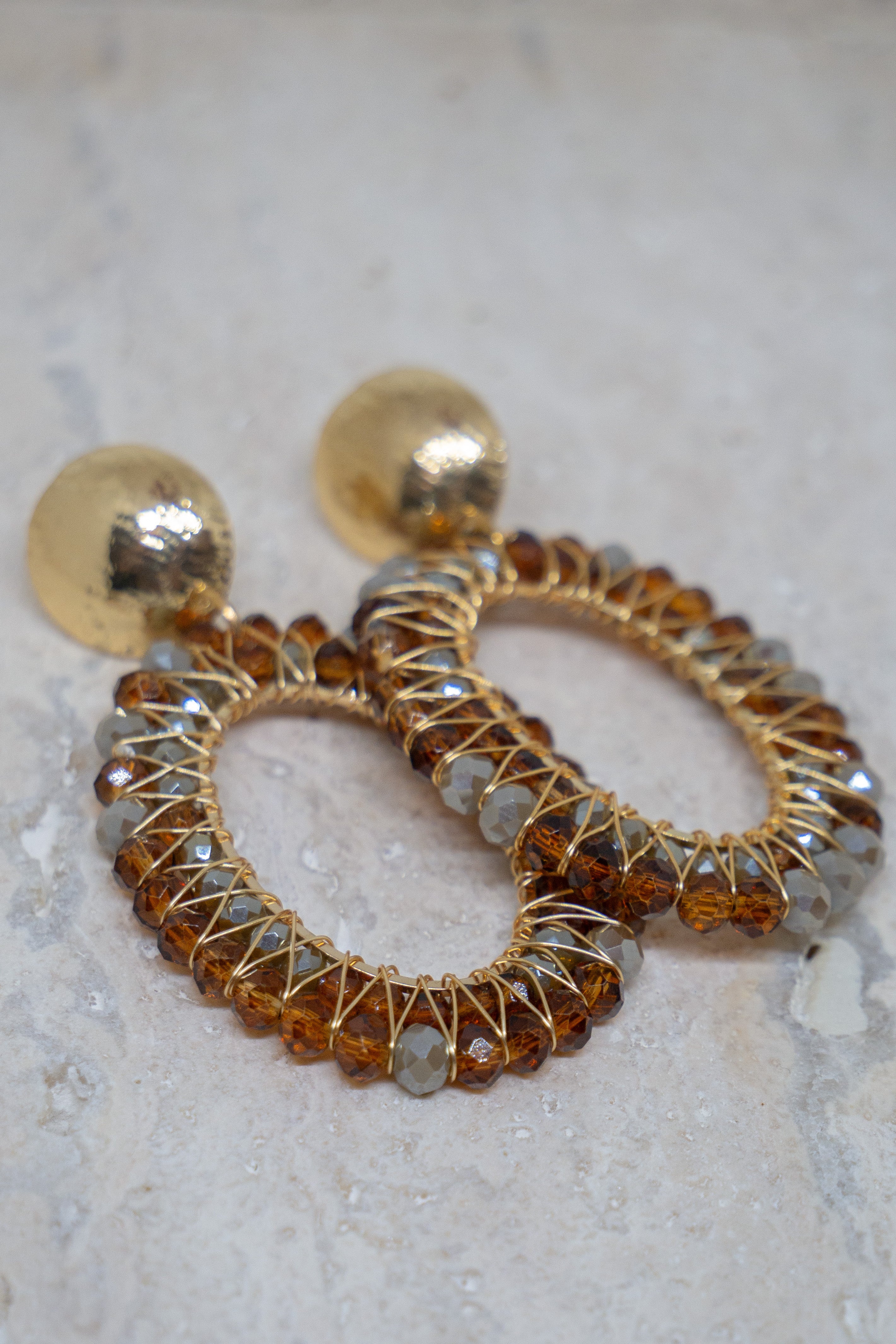 Statement oorbellen met bruine en gouden kralen