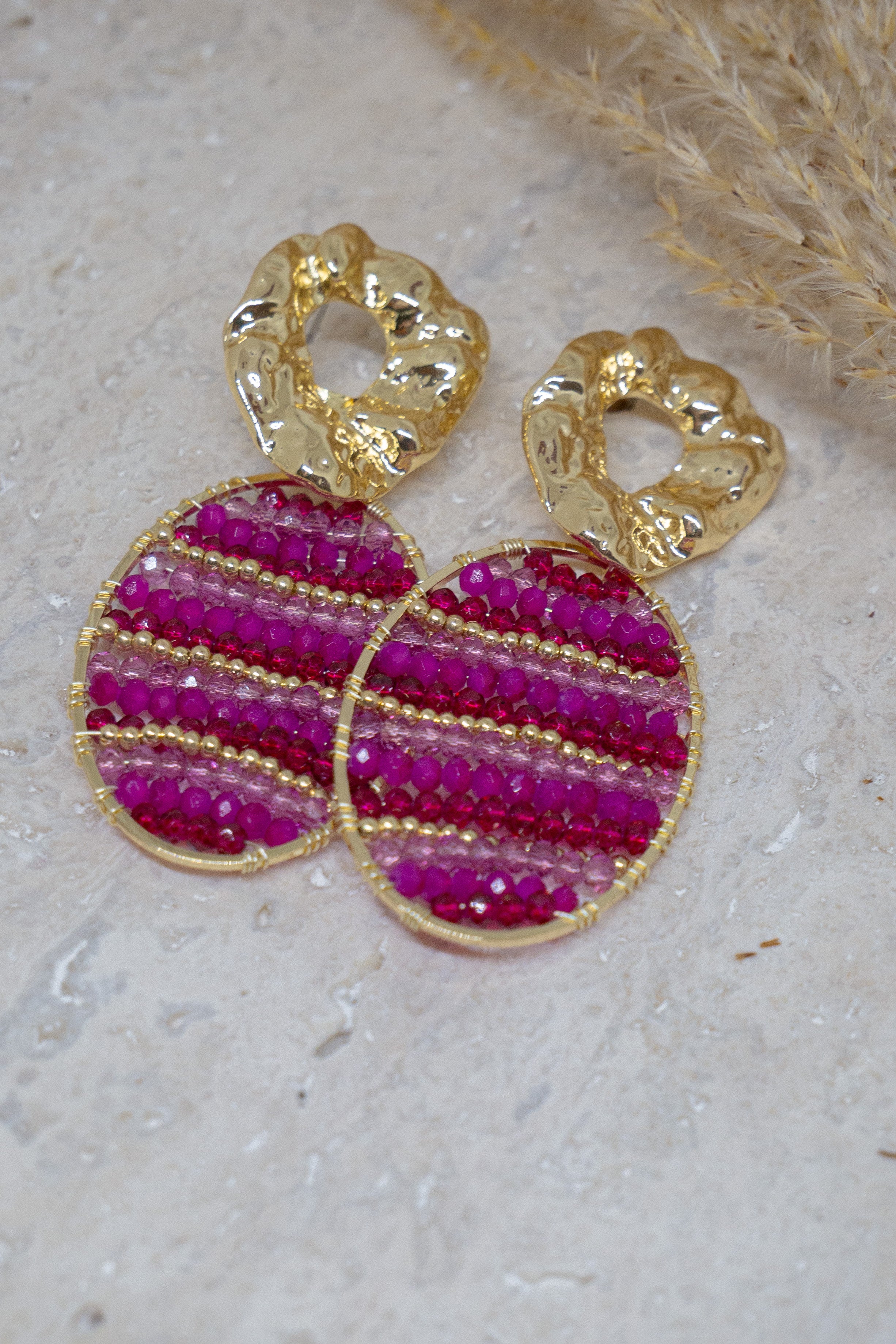 Statement oorbellen met roze kralen