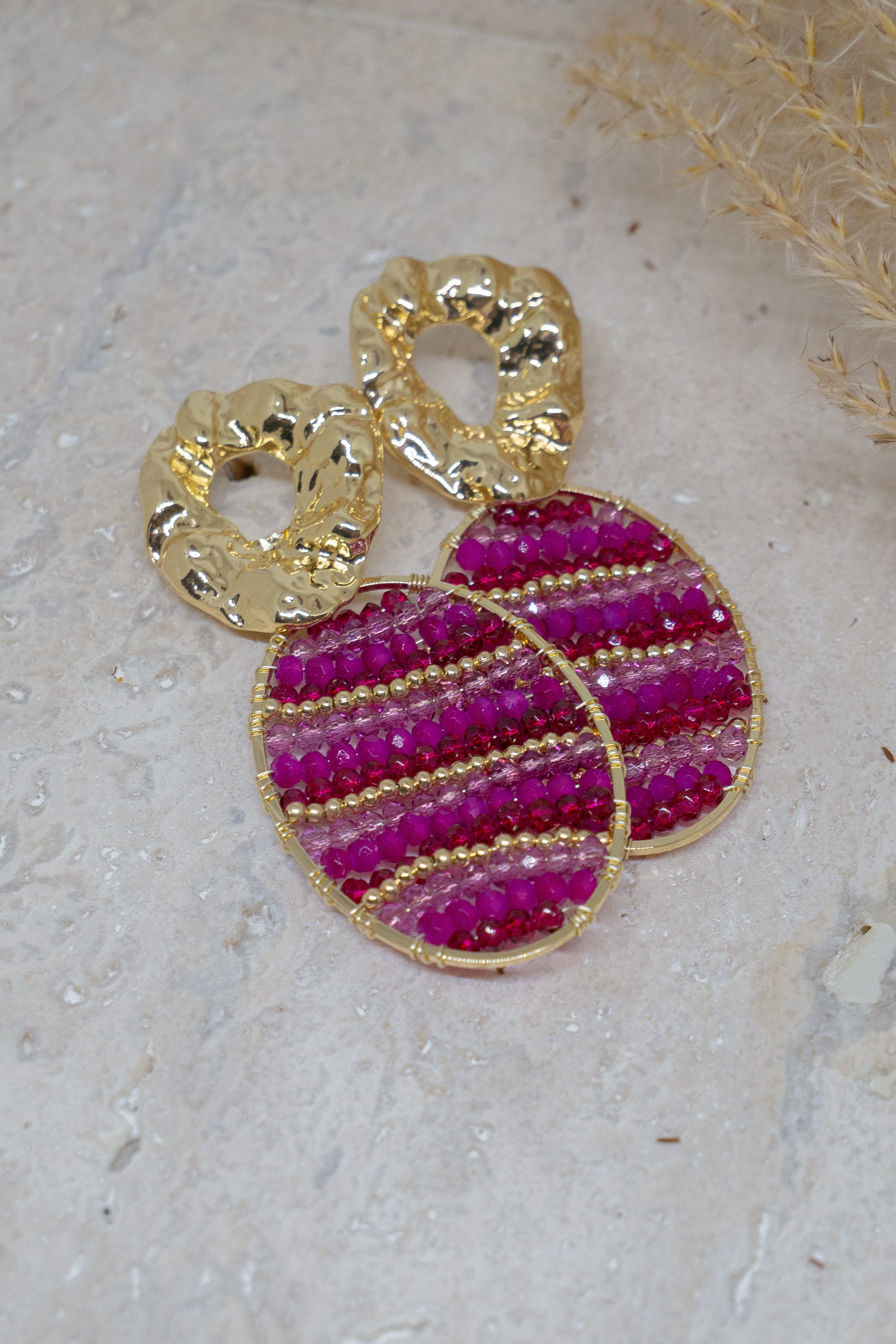 Statement oorbellen met roze kralen