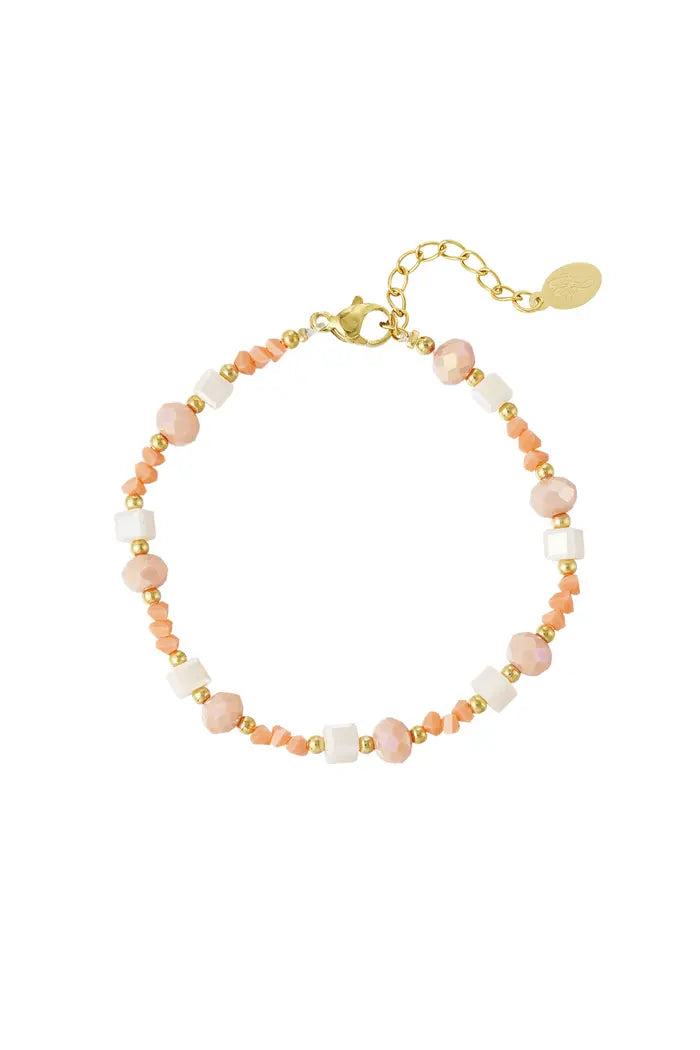 Keymi armband met oranje kralen. Gouden sluiting