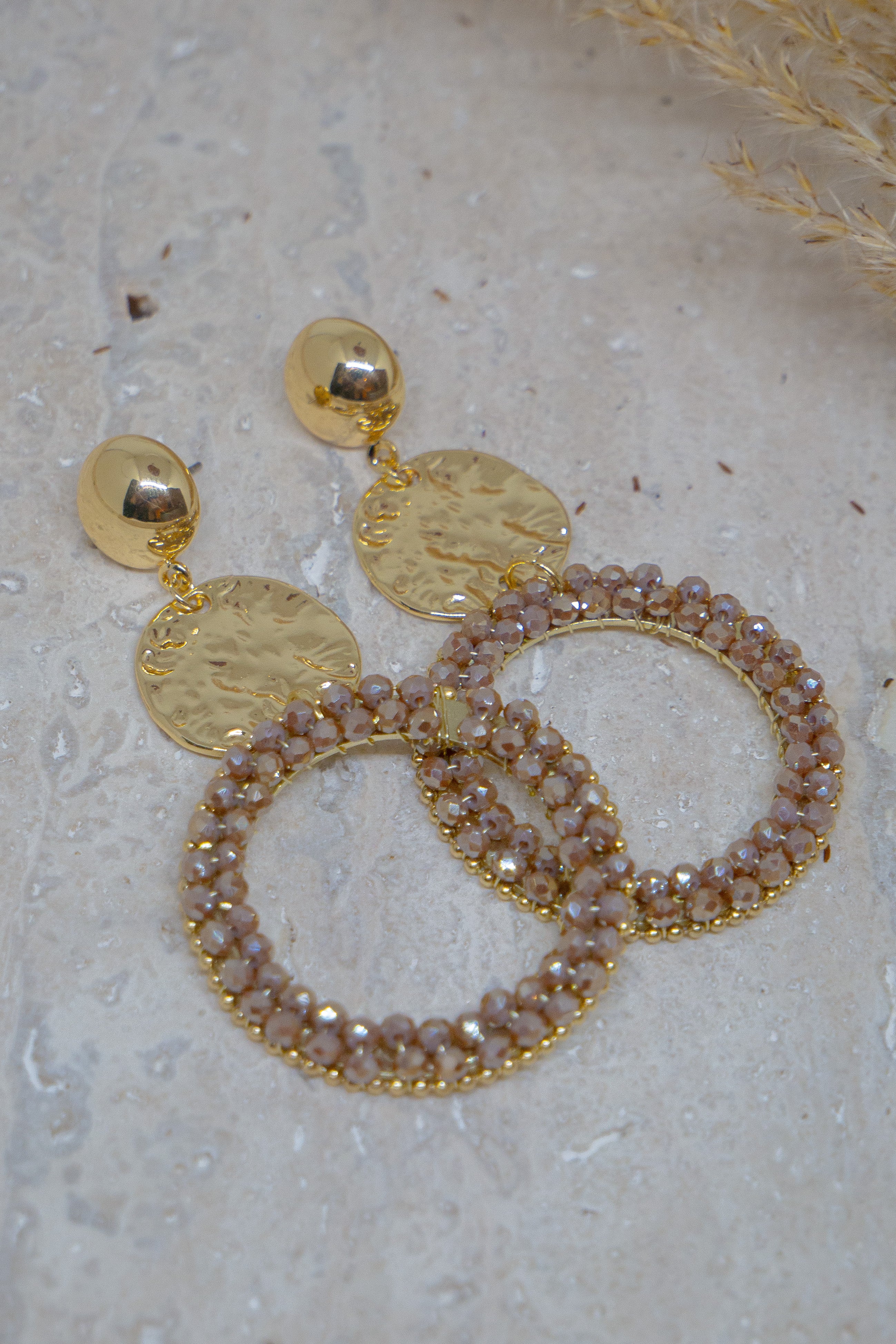 Beige statement oorbellen