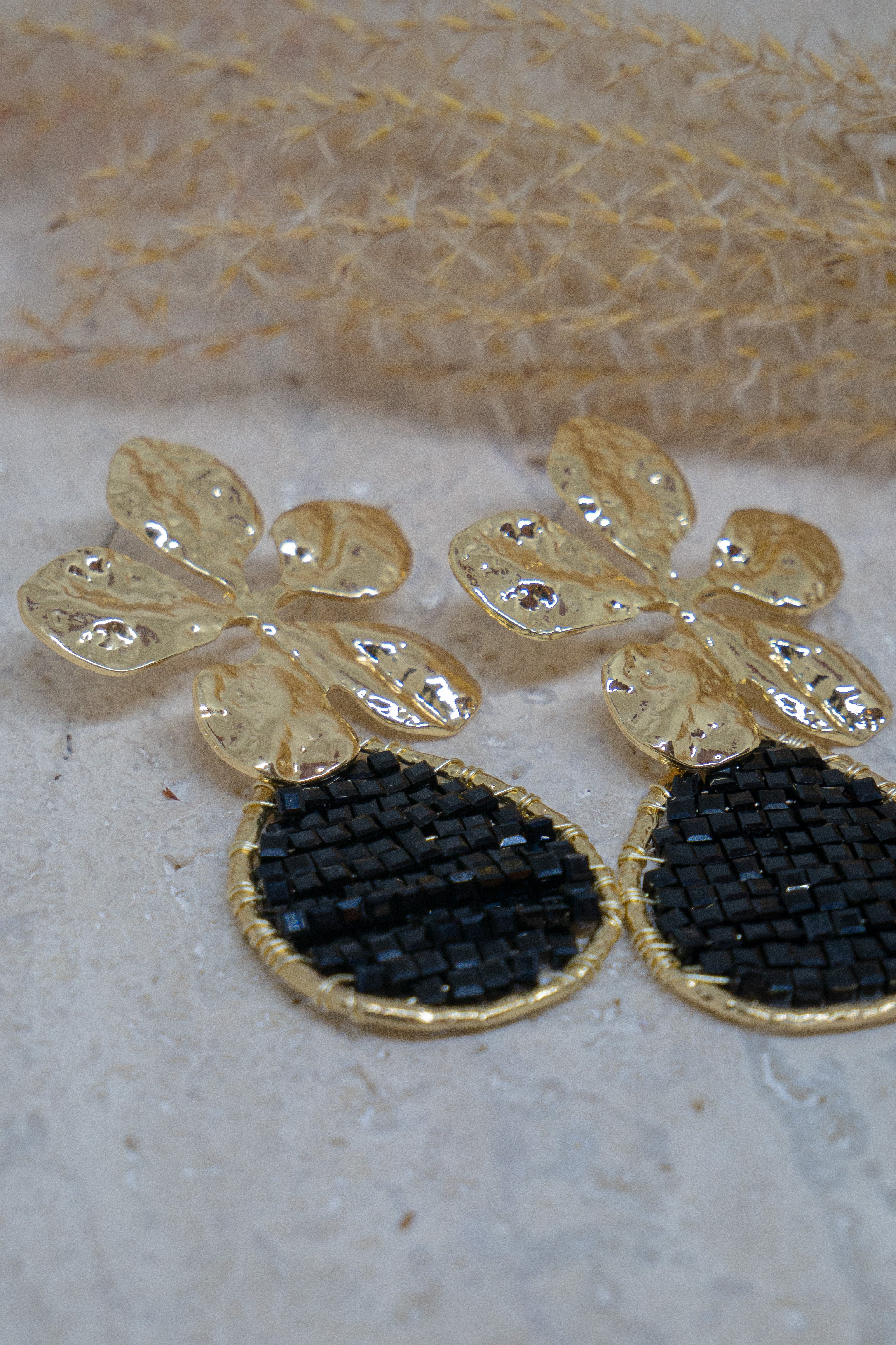 Gouden bloemvormige statement oorbellen 