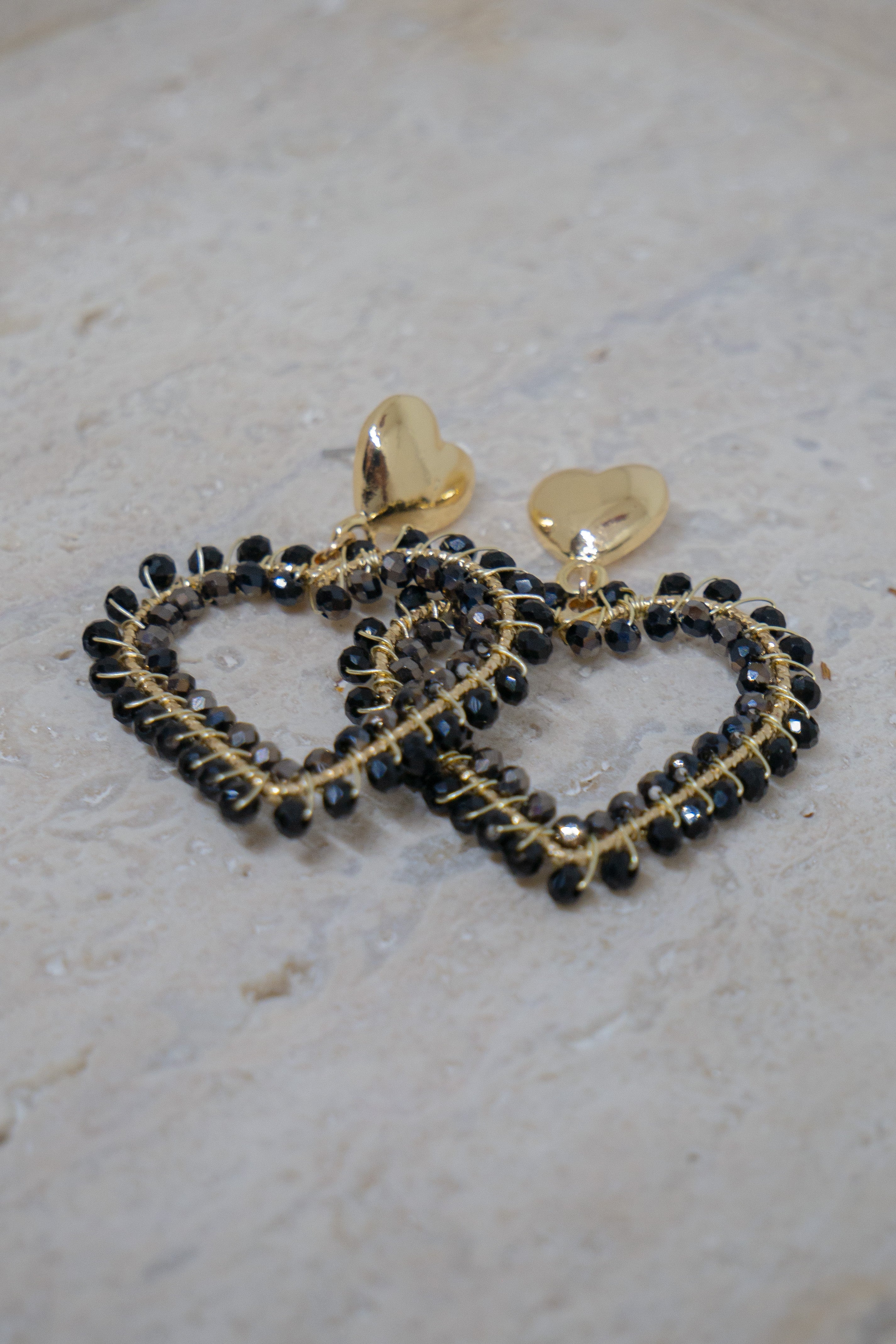 Hartvormige statement oorbellen met zwarte kralen 