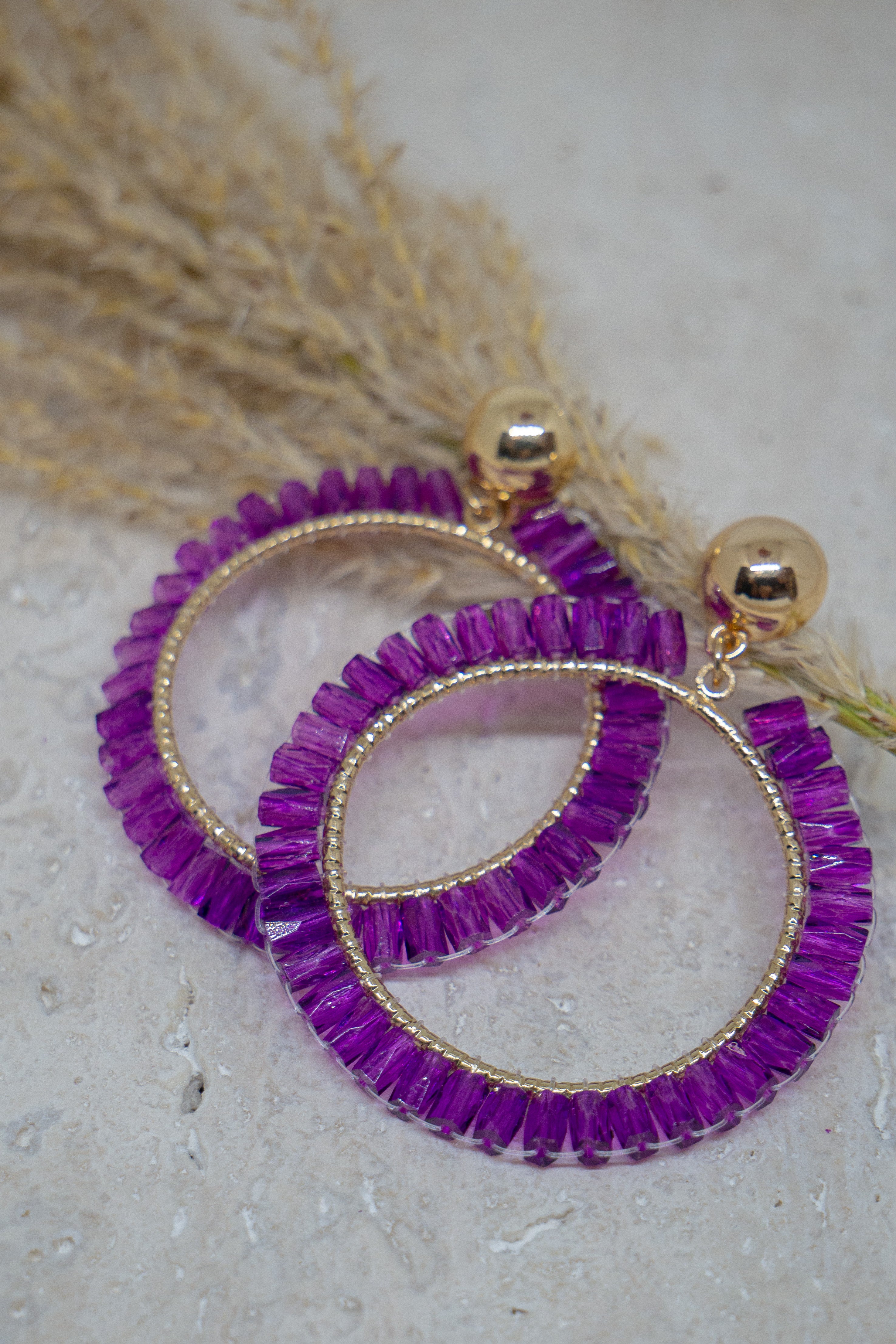 Ronde paarse statement oorbellen 