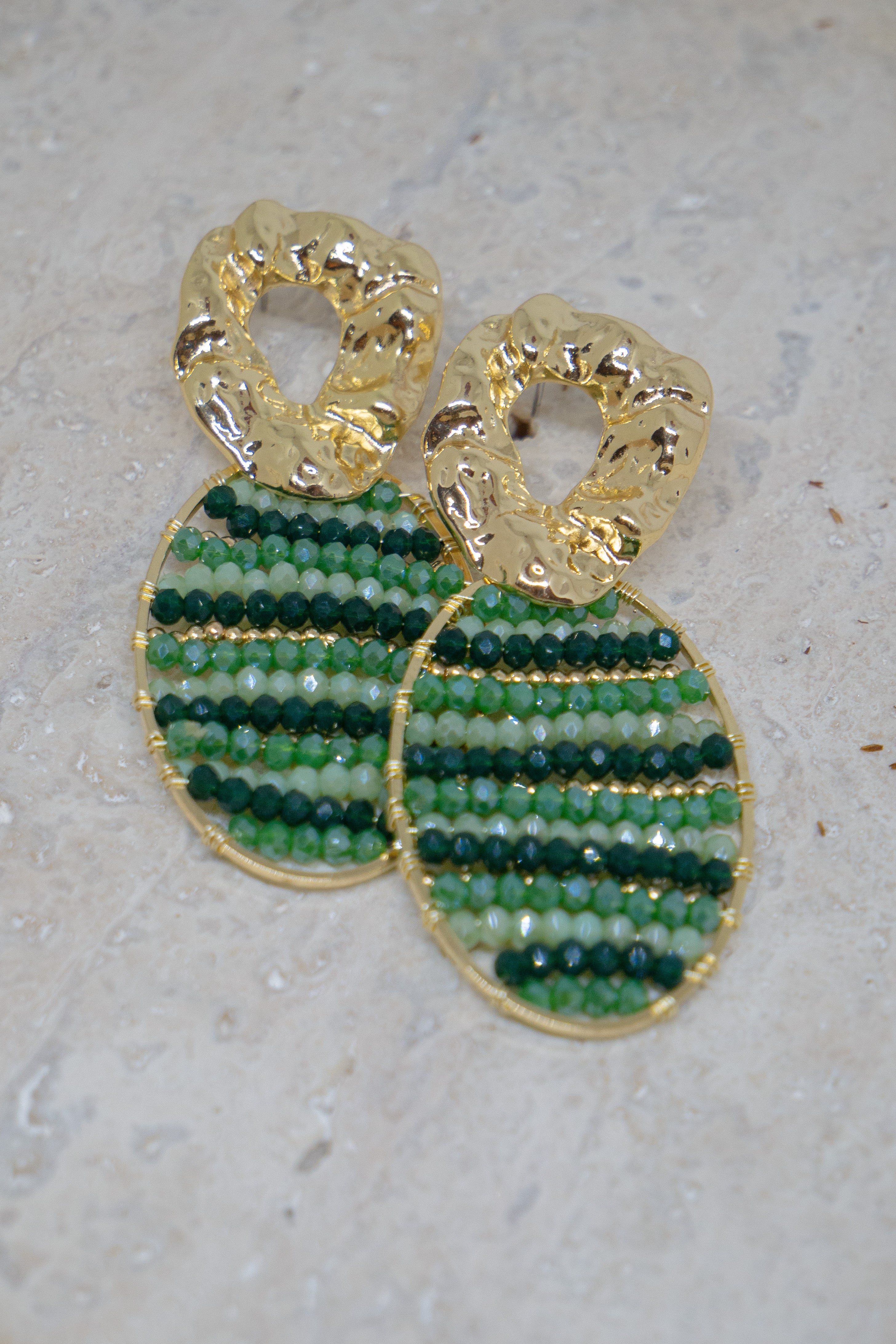 Statement oorbellen met groene kralen 