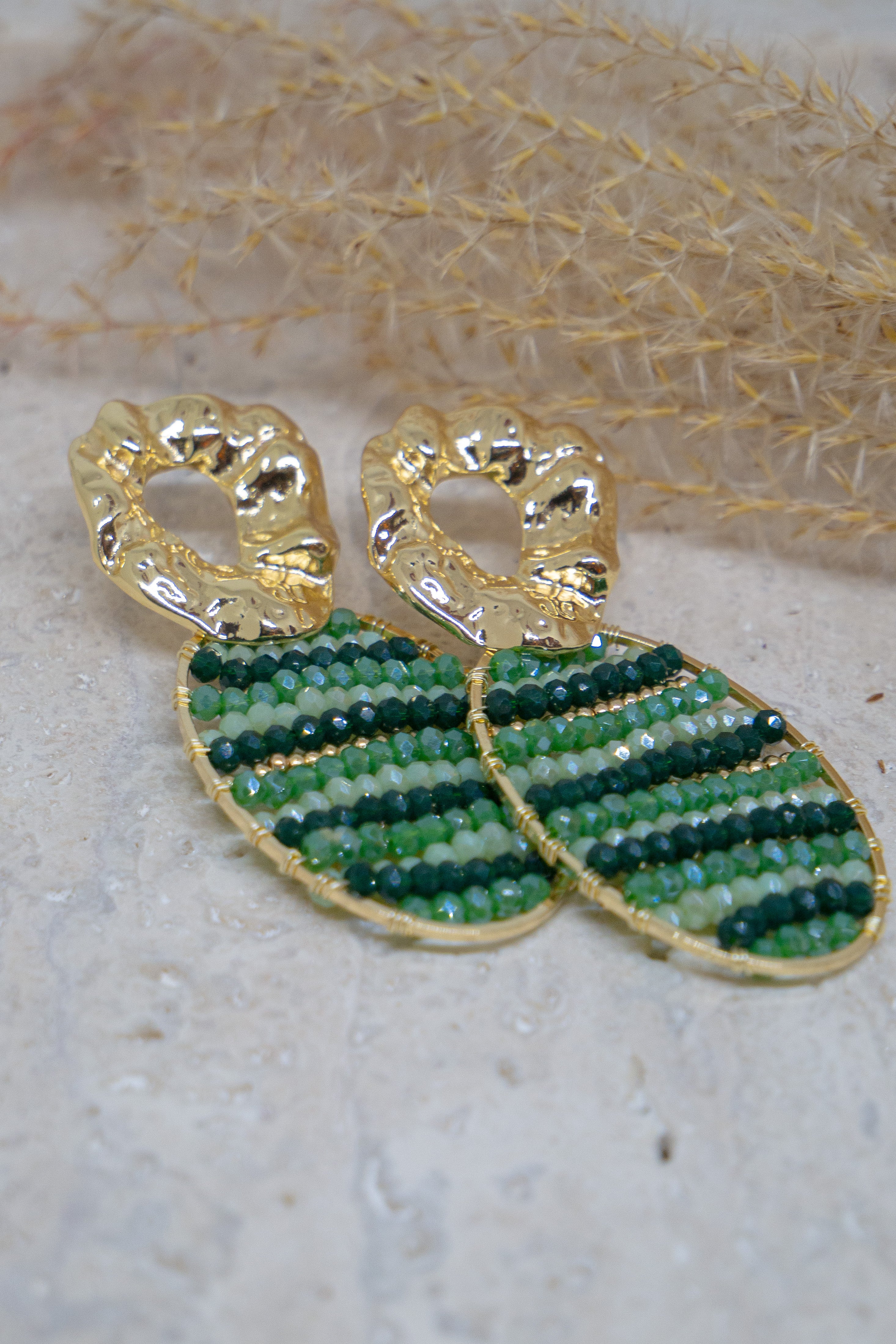 Statement oorbellen met groene kralen 