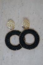 Zwarte statement oorbellen met gouden details 