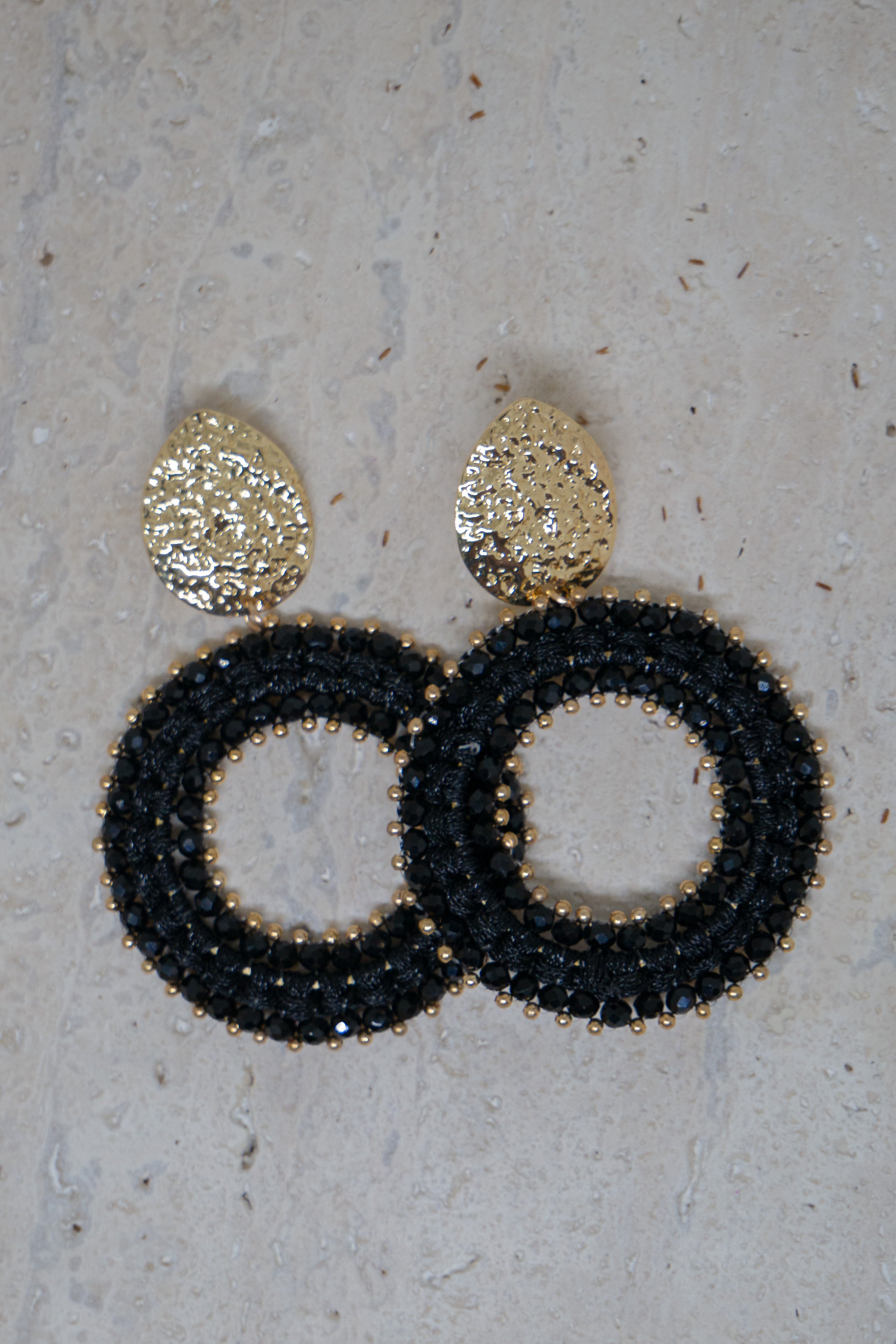 Zwarte statement oorbellen met gouden details 