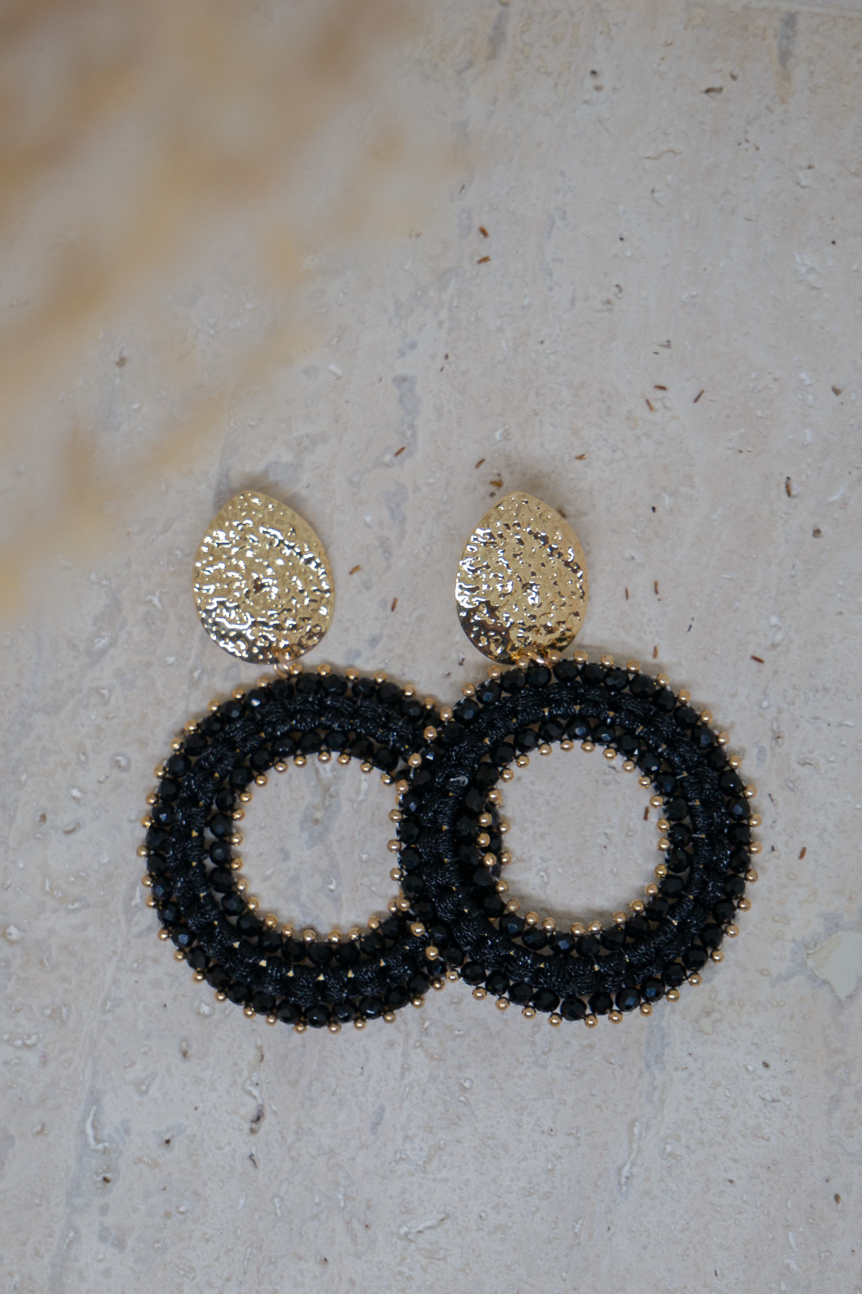 Zwarte statement oorbellen met gouden details 